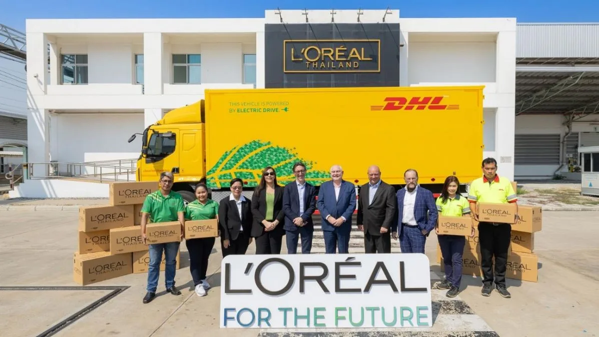 A DHL electric truck and the DHL and L&rsquo;Or&eacute;al teams outside L&rsquo;Or&eacute;al Thailand
